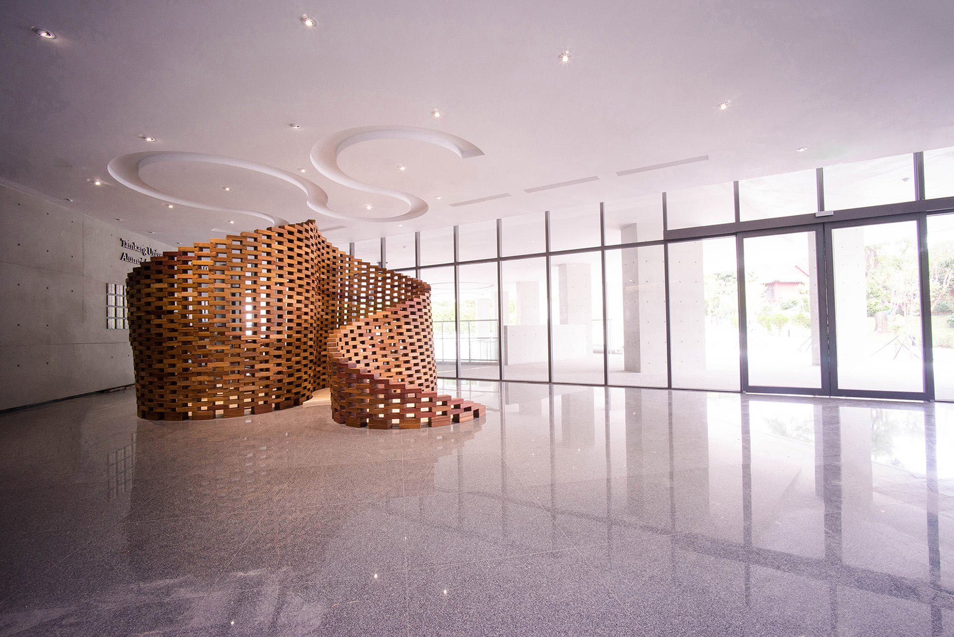 VR-Tracked Robotic Fabrication of Brick Wall